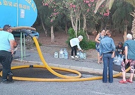 Reparto de agua en cubas en Costa Calma en junio de 2022.