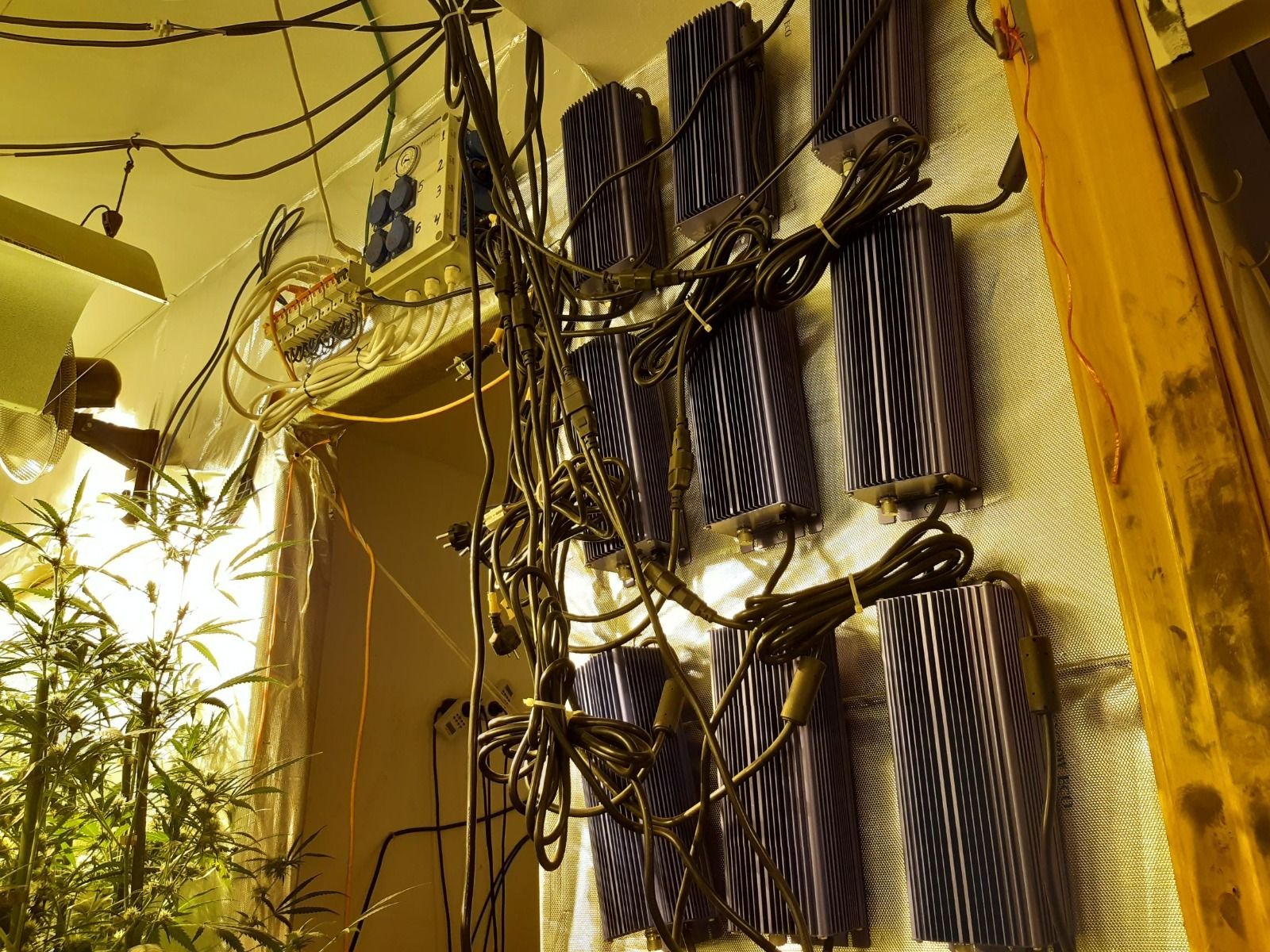 Contadores manipulados en un caso de fraude eléctrico.