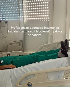 Foto publicada en redes de un sanitario del HUC atendido por un golpe de calor.