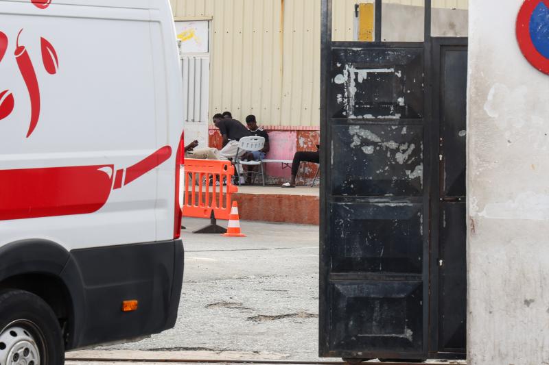 El primer grupo de 10 menores migrantes solicitantes de asilo salió este lunes del Canarias 50 hacia la península.