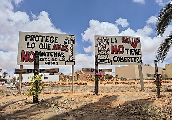 Cruces y carteles en contra de la obra de la antena en Antigua.