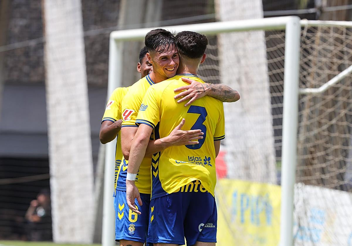 Barcia celebra con Mármol un gol.