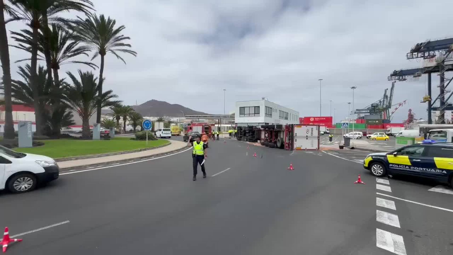 Vuelca un tráiler en el puerto de Las Palmas de Gran Canaria