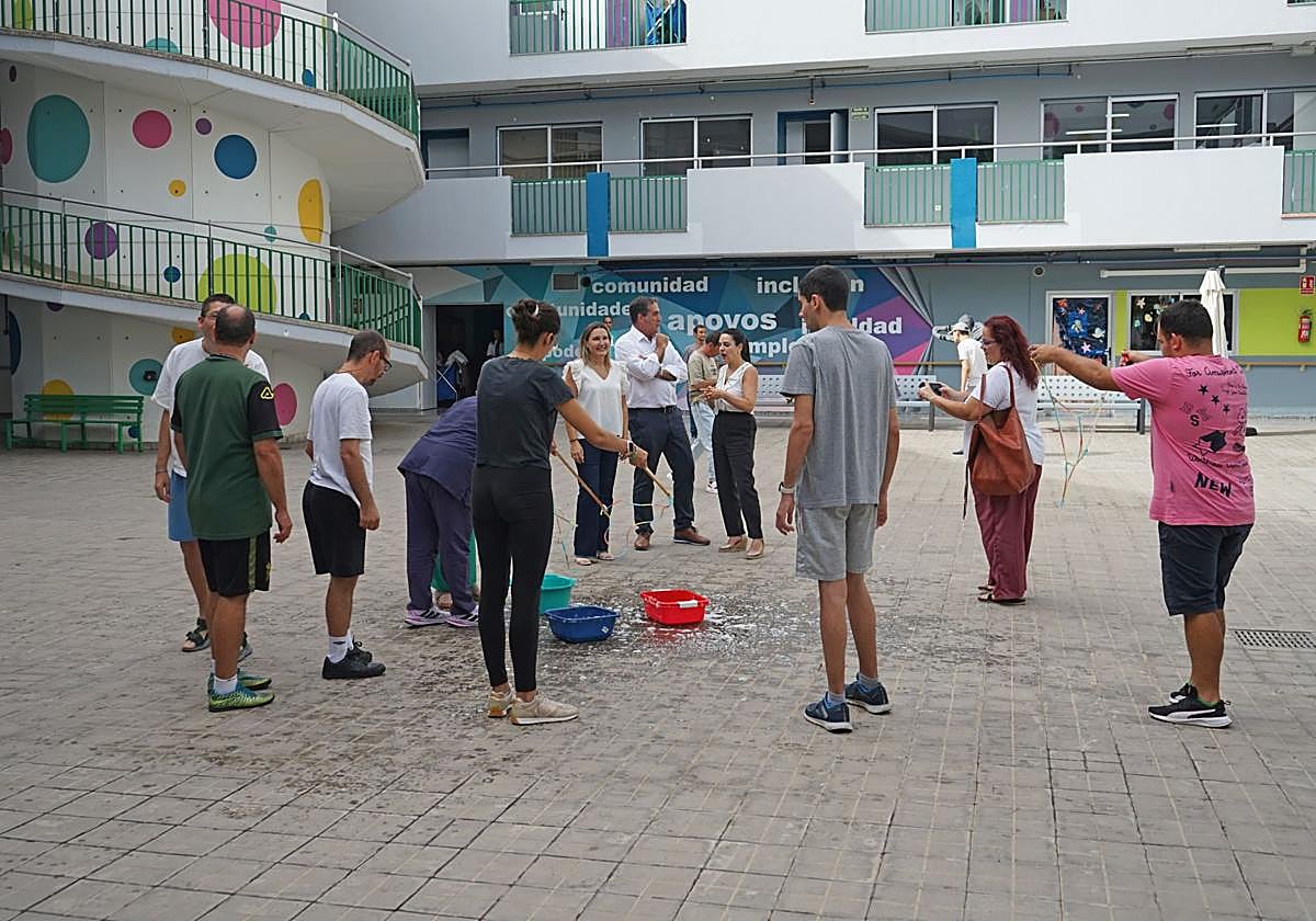 Visita de Francis Candil al proyecto 'Yo sumo en comunidad'.