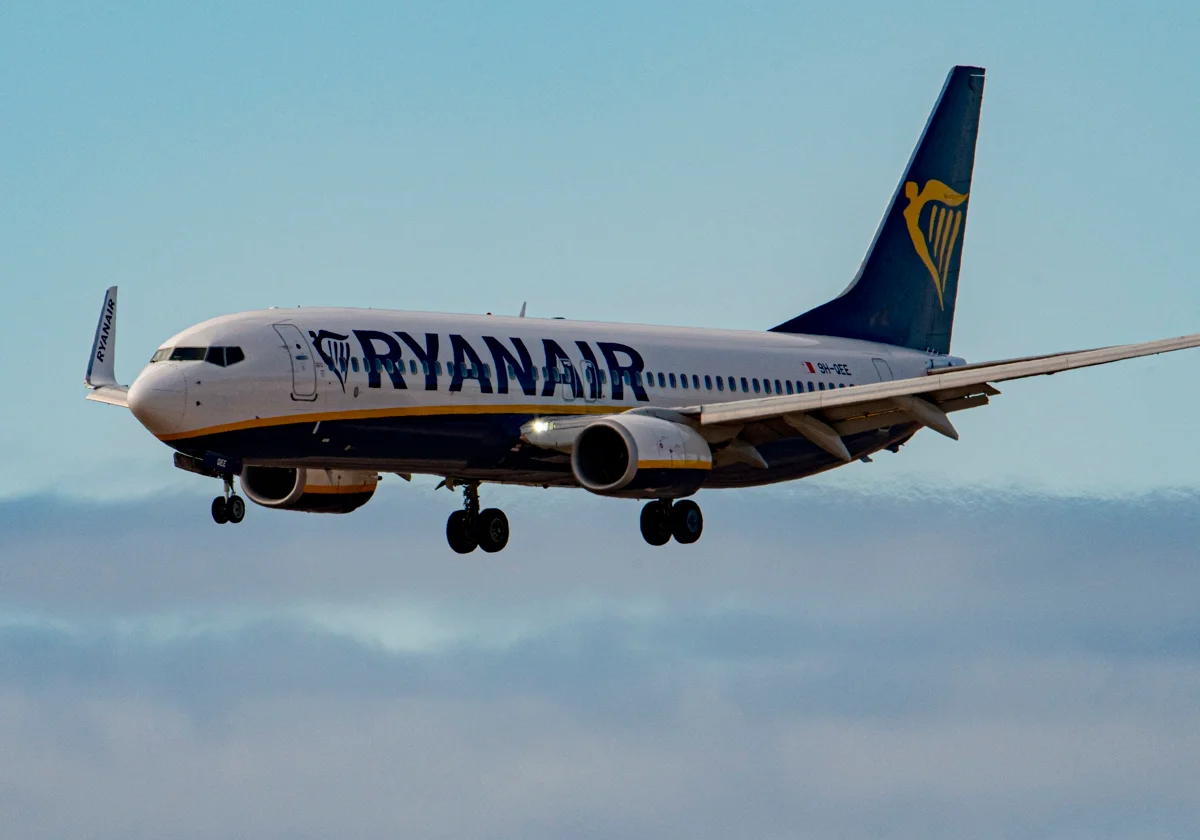 Imagen de un Ryanair aterrizando en el Aeropuerto de Gran Canaria.