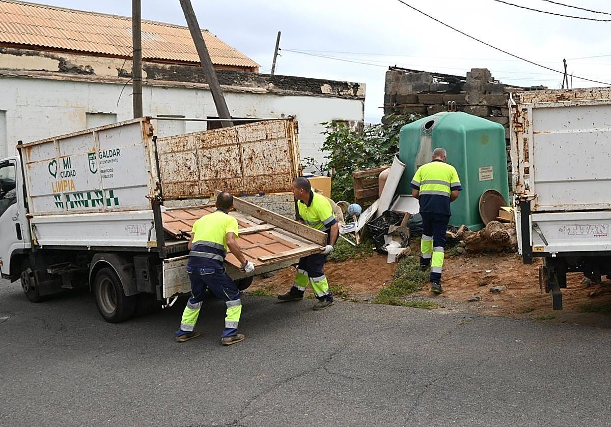 Personal del servicio municipal de recogida de trastos de Gáldar retirando residuos voluminosos.