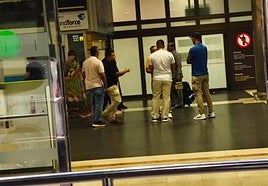 Particulares ofreciendo presuntamente servicios de transporte en el aeropuerto de madrugada.
