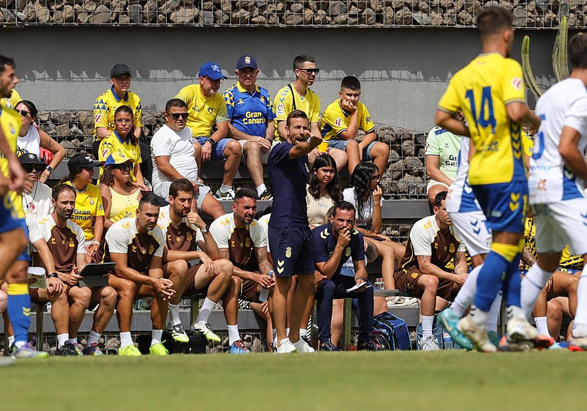 Luis García y su cuerpo técnico en el derbi en Barranso Seco.