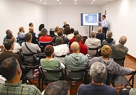 Alcalde, con vecinos de Uga, para explicar las obras a ejecutar.