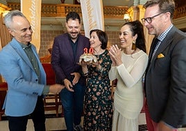 De izquierda a derecha, Horacio Umpiérrez, Josué Íñiguez, Natalia Medina, Guacimara Medina y Tilman Kuttenkeuler, el pasado 17 de junio, en la presentación del 30 Masdanza, en el Teatro Pérez Galdós .