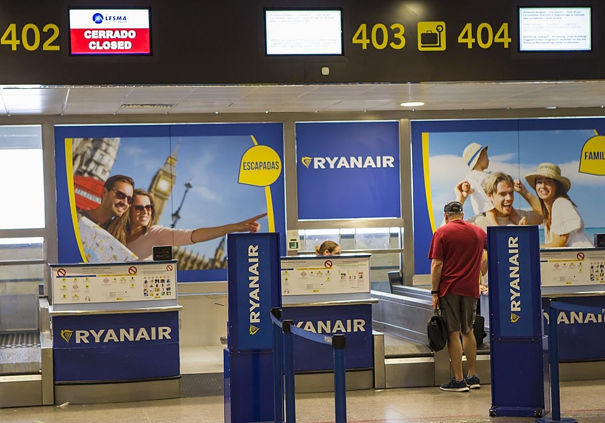 Mostradores de facturación de Ryanair en el aeropuerto de Gran Canaria.