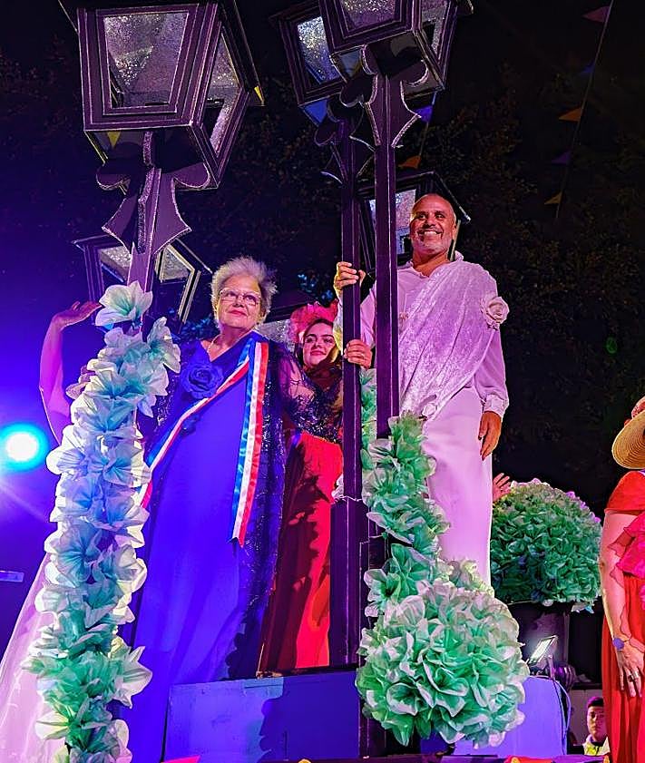 Imagen secundaria 2 - Varias carrozas que tomaron parte del espectáculo y el alcalde, figurante en una de ellas.