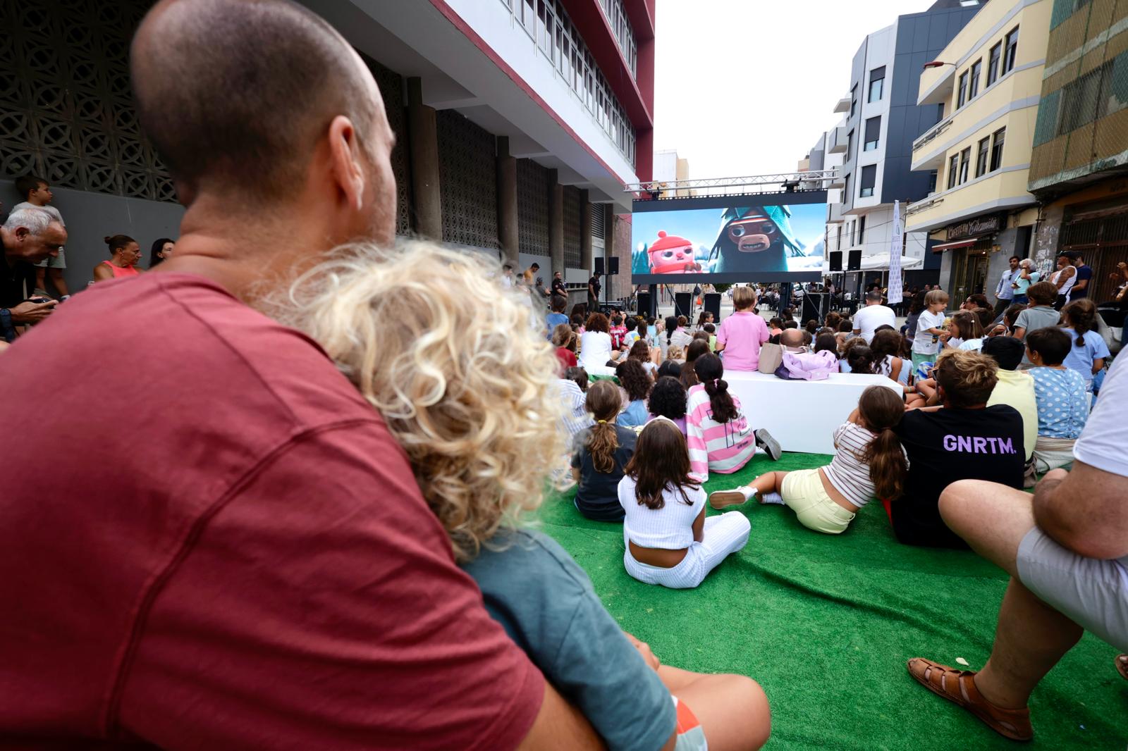 El &#039;Cine de Verano&#039; llena la Plaza del Pilar en Guanarteme
