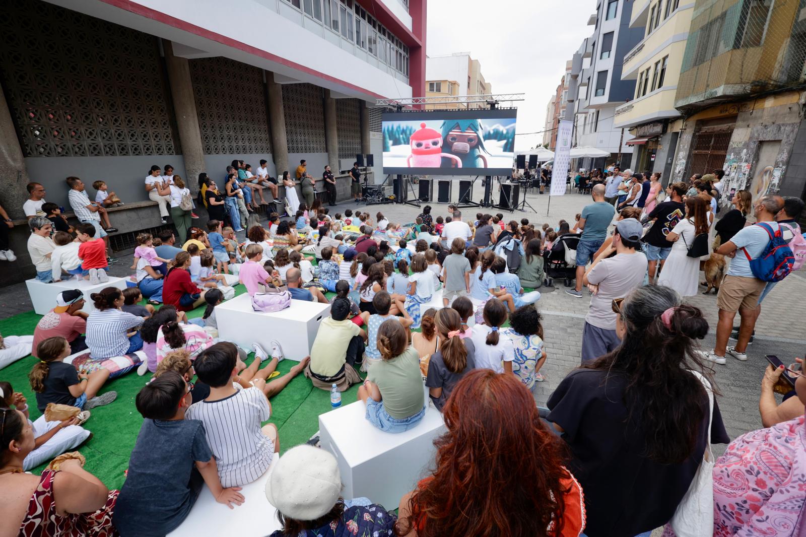 El &#039;Cine de Verano&#039; llena la Plaza del Pilar en Guanarteme