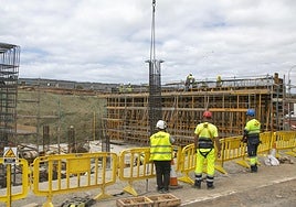Trabajadores del sector de la construcción en una obra de reciente ejecución.