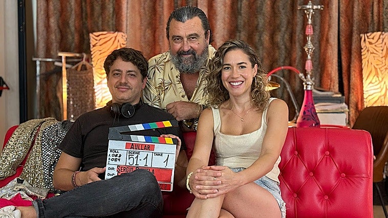 Imagem del director Sergio Siruela junto a los actores Elena Martínez y Paco Tous en el set de rodaje.