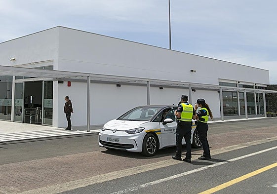 Patrulla de agentes portuarios en Naos.