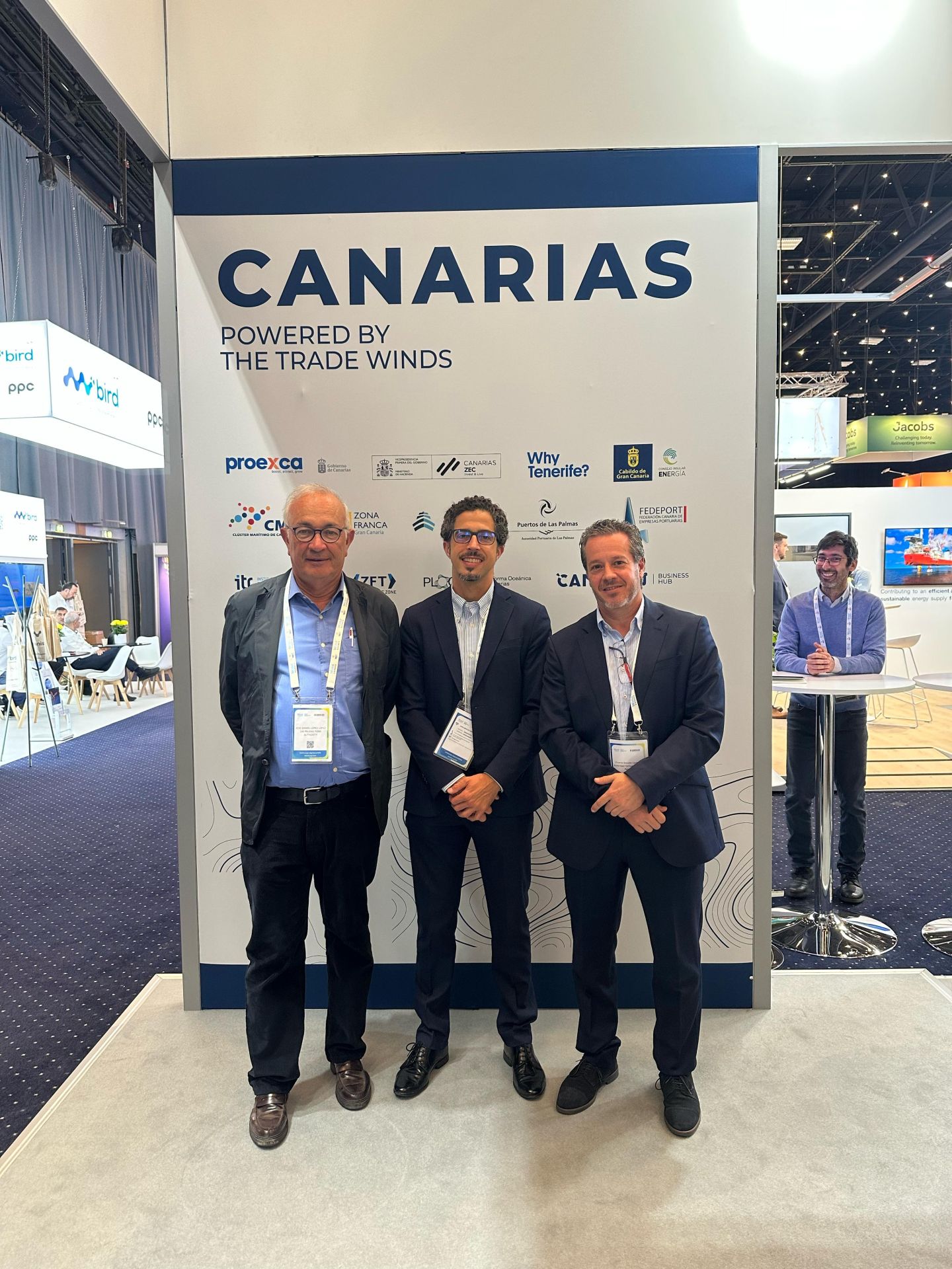 Guillermo Quintana, junto a Vicente Belloch, y José Daniel López, en la WindEurope. A la derecha, el posible sustituto de Quintana, Javier Pérez Solans.