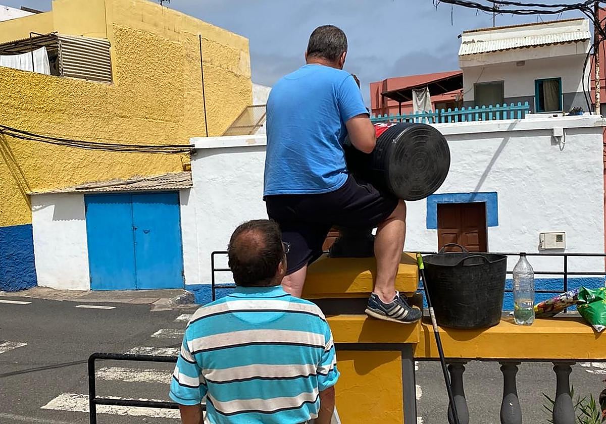 Vecinos de San Felipe realizan labores de limpieza en el barrio ante la inacción por parte del Ayuntamiento de Guía.