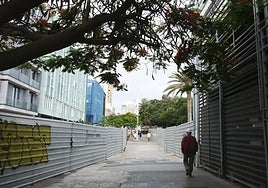 Calle próximo a Santa Catalina rodeada de vallas.