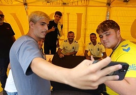 Locura por un autógrafo de Viera o Jesé