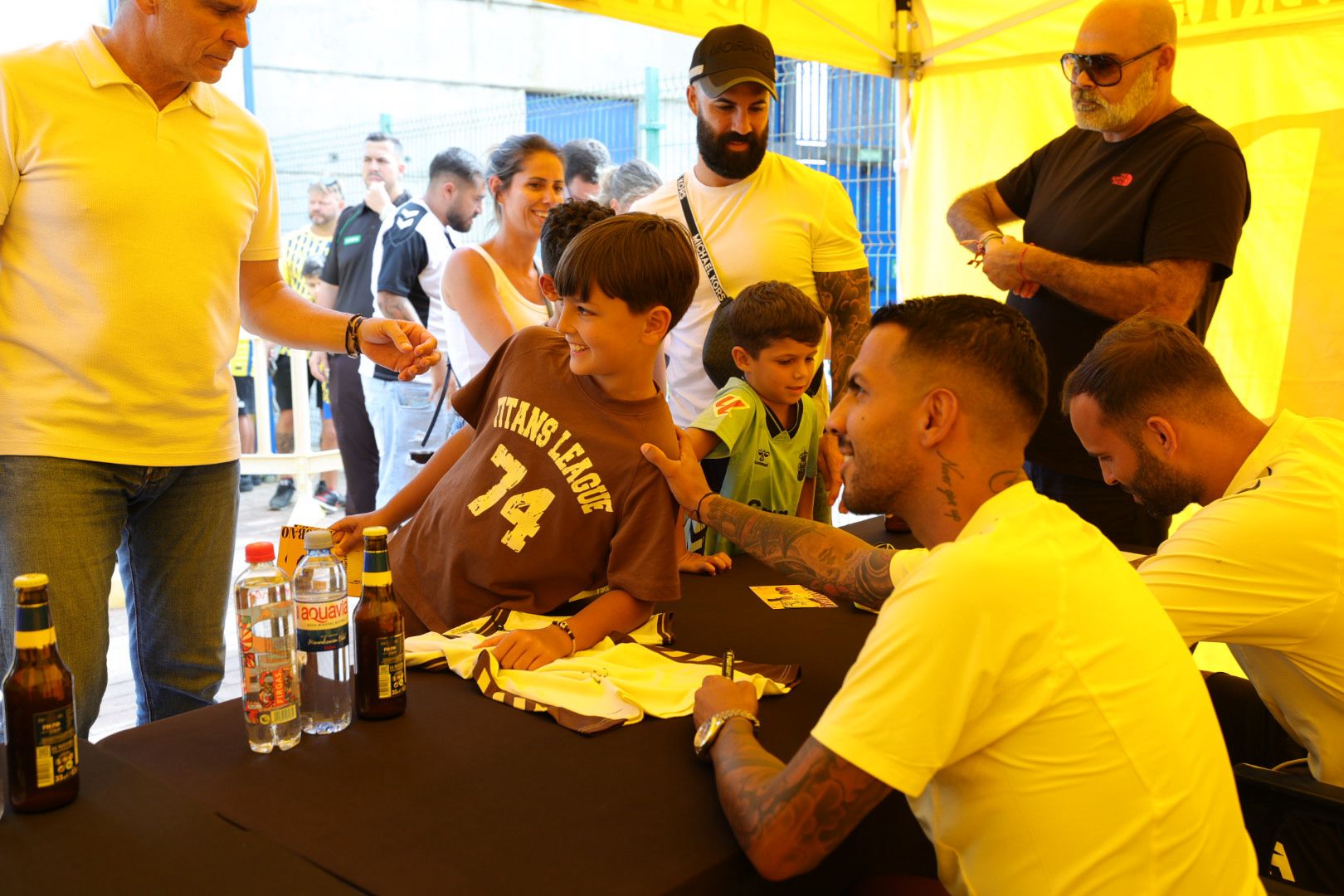 Locura por un autógrafo de Viera o Jesé