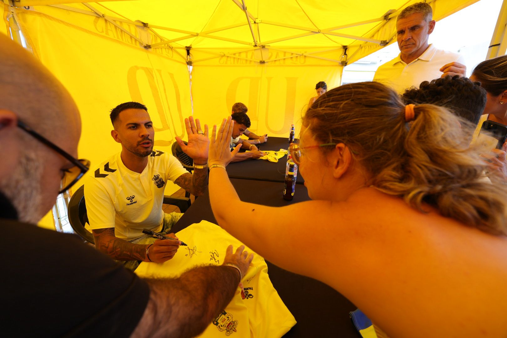 Locura por un autógrafo de Viera o Jesé