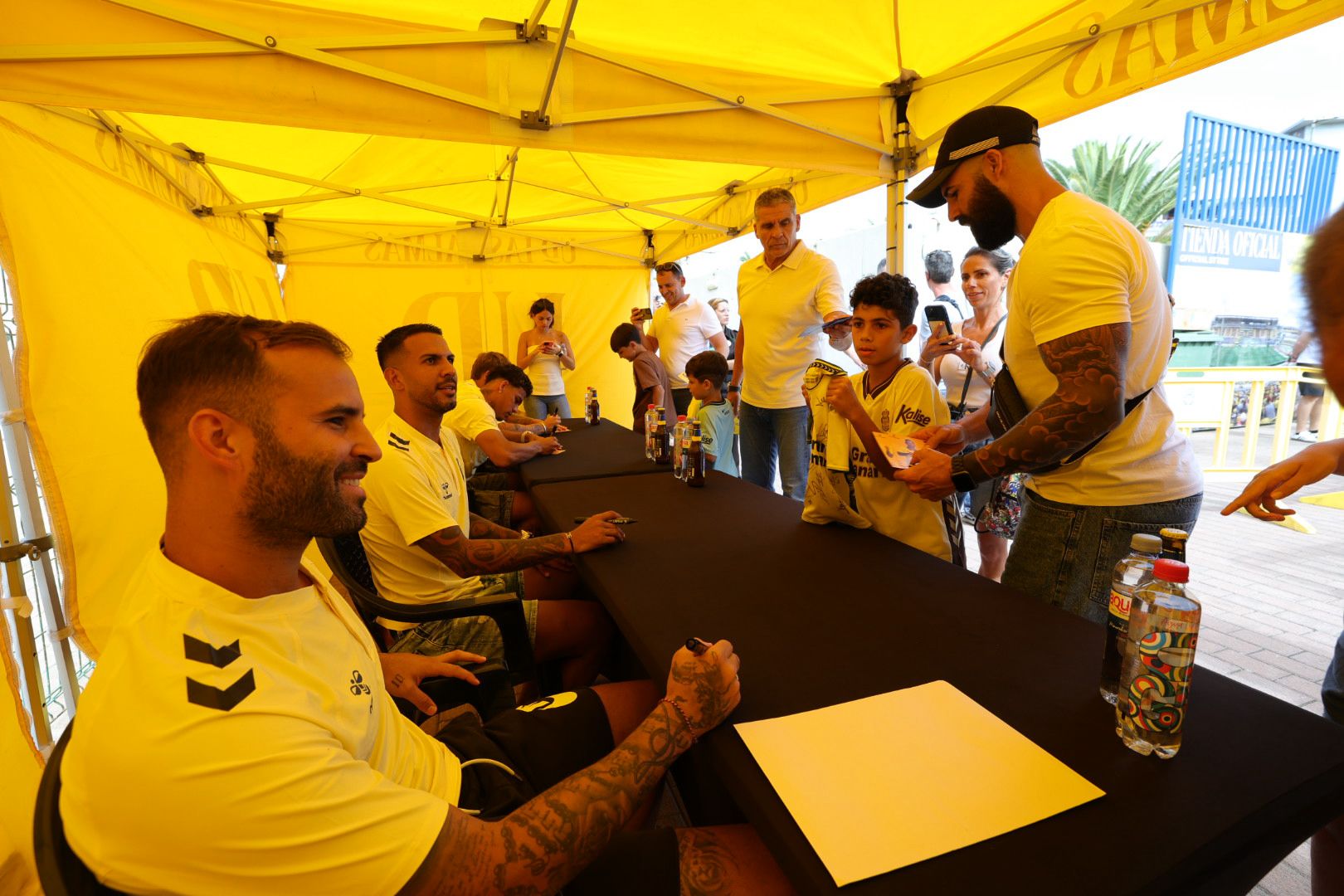 Locura por un autógrafo de Viera o Jesé