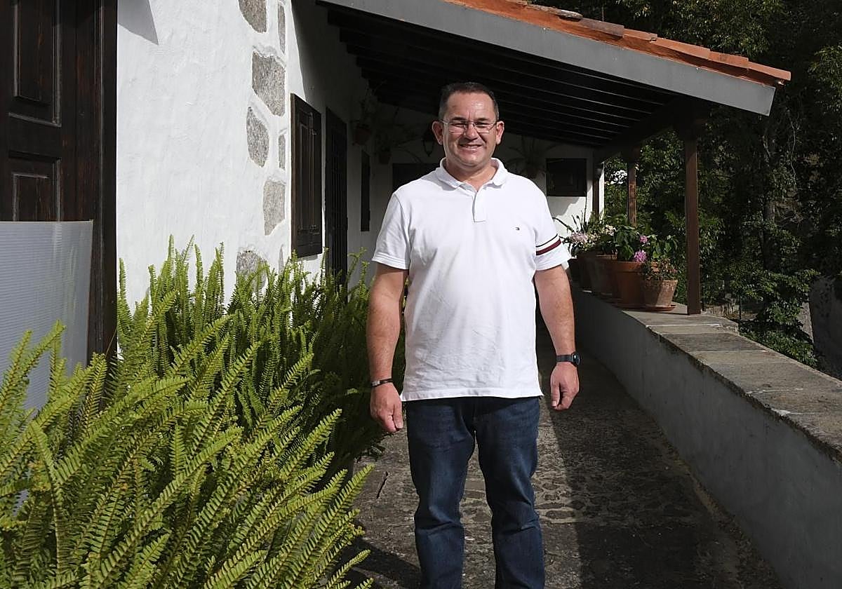 Armando Rodríguez delante de la ermita de San Isidro.