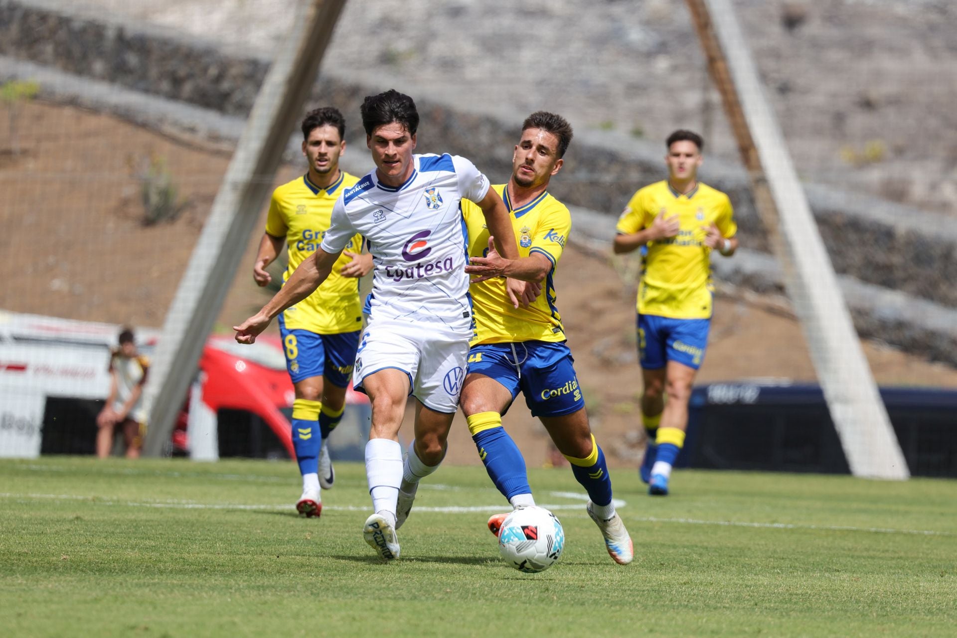 Imagen principal - Manu Fuster, Sergio Barcia y Mika Mármol apuntan al once titular.