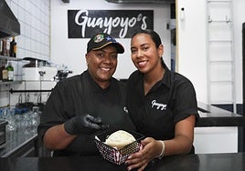Victoria Díaz y su hija Andrea Marrero, con una arepa.