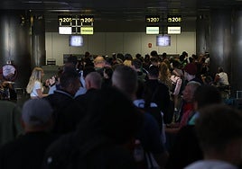 Las colas de facturación en los mostradores de Ryanair en Gran Canaria.