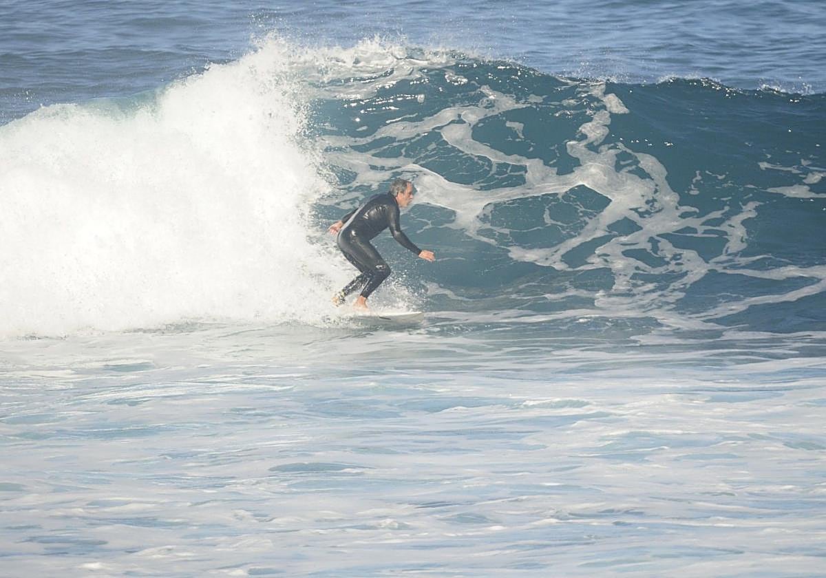 Ángel Lobo, presidente de la Federación Canaria de Surf, en acción sobre su tabla.