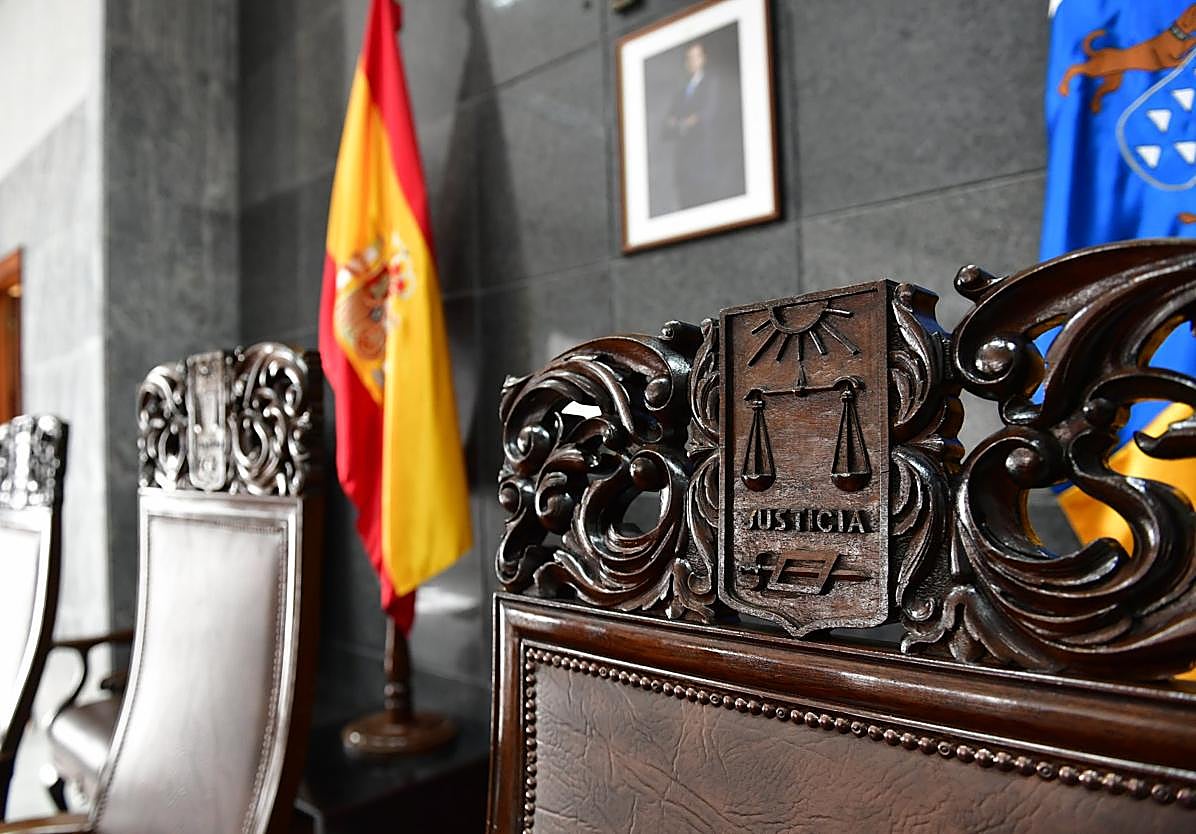 Imagen de uno de los sillones de la sala de vistas del Palacio de Justicia de San Agustín.