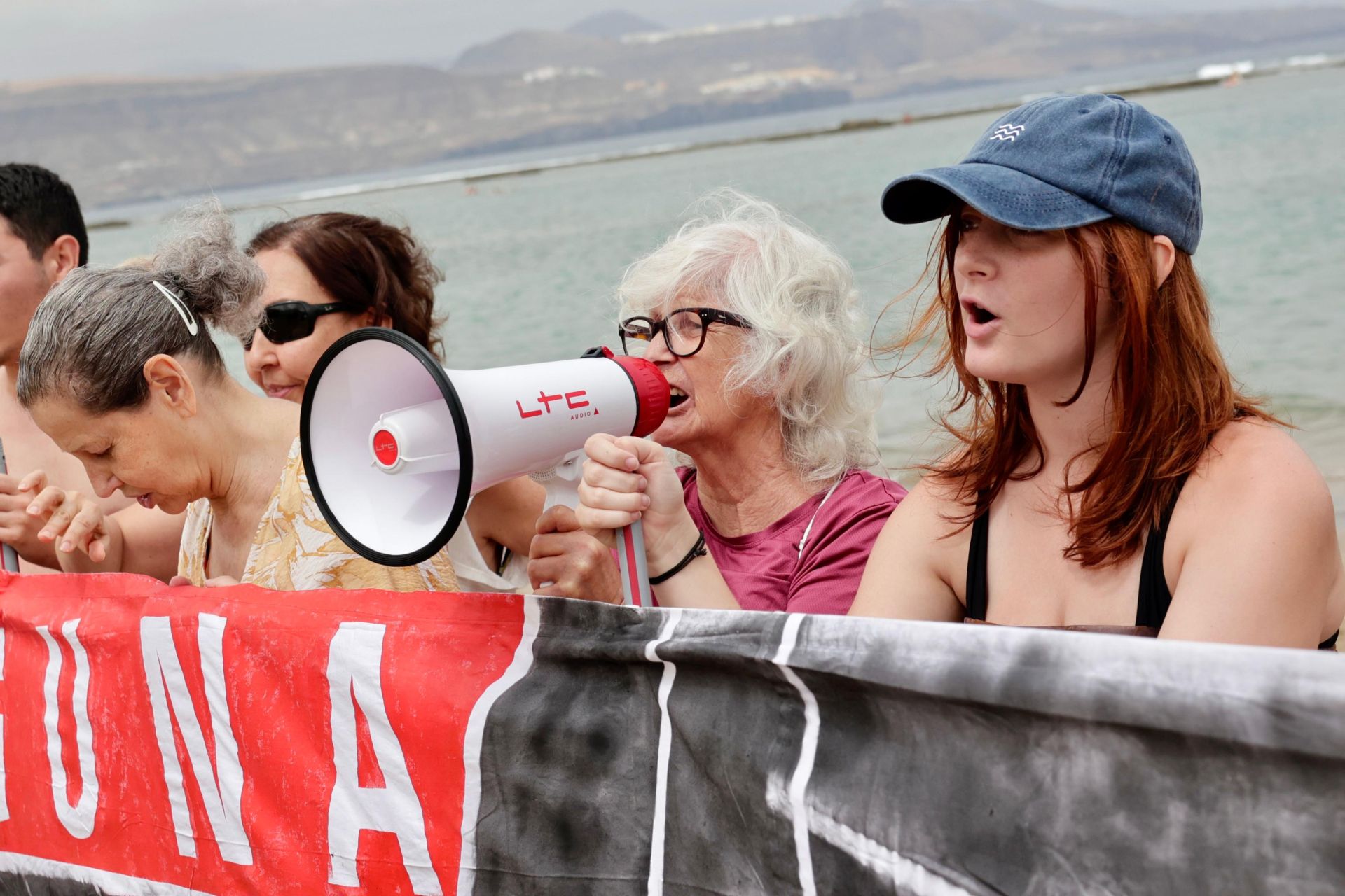 Las Torres hace visible su indignación en Las Canteras