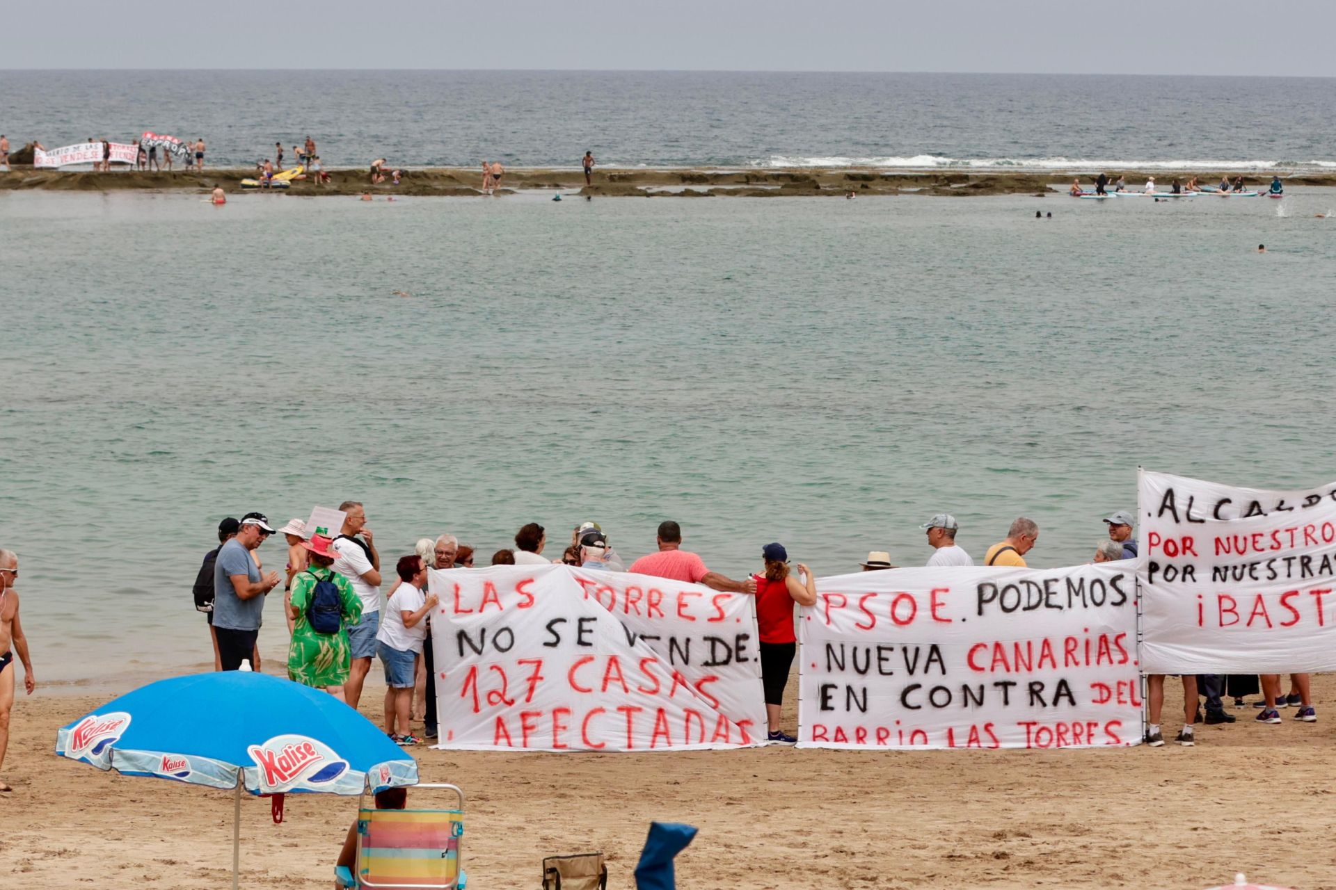 Las Torres hace visible su indignación en Las Canteras