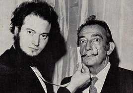 Juan Ramírez junto a Salvador Dalí.
