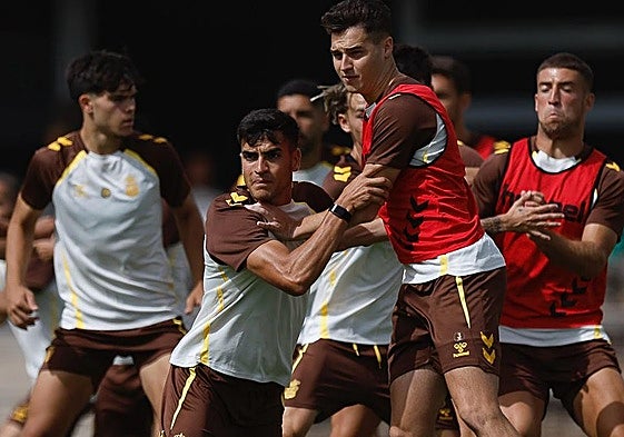Mármol y Ale García se emplean a fondo en una de las últimas sesiones preparatorias que tuvieron lugar en Barranco Seco antes del debut.
