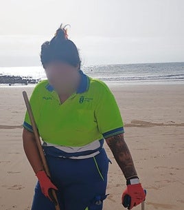 Imagen de una trabajadora de limpieza del ayuntamiento de Telde con su pulsera inteligente para prevenir los golpes de calor.