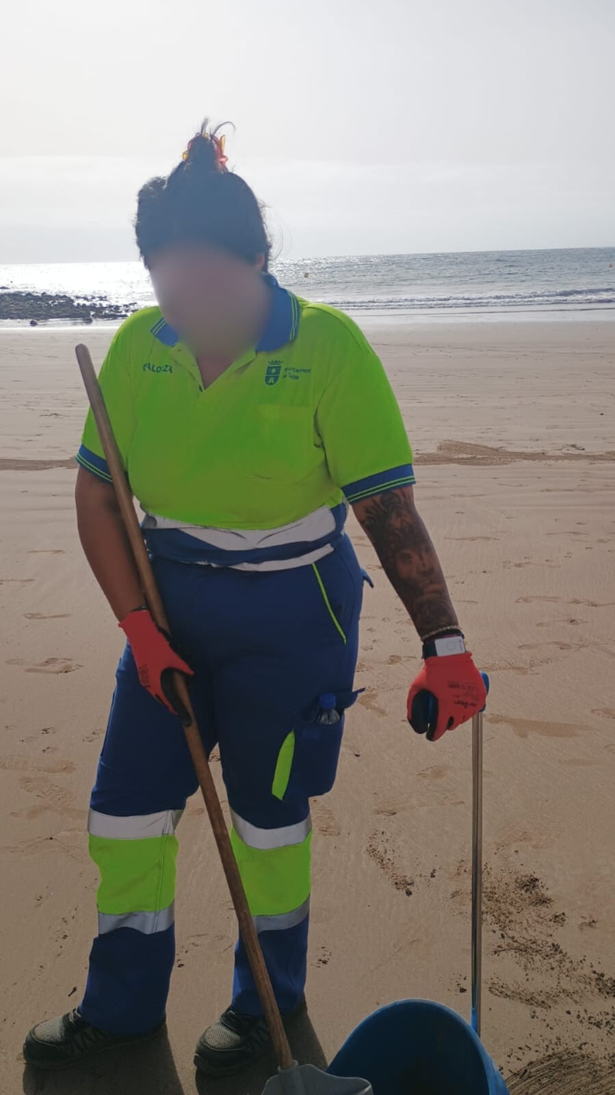 Imagen de una trabajadora de limpieza del ayuntamiento de Telde con su pulsera inteligente para prevenir los golpes de calor.