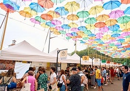 Ambiente colorido de la feria Km.0 a su paso por Fontanales.