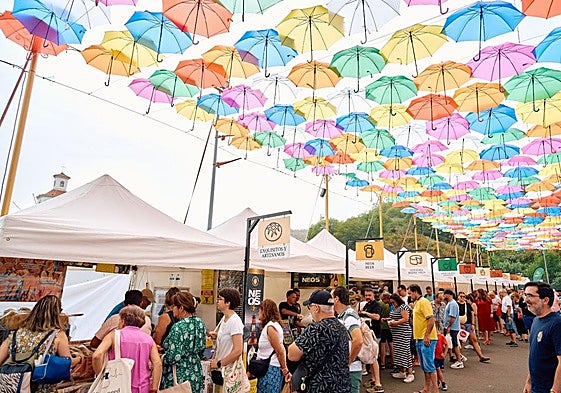 Ambiente colorido de la feria Km.0 a su paso por Fontanales.