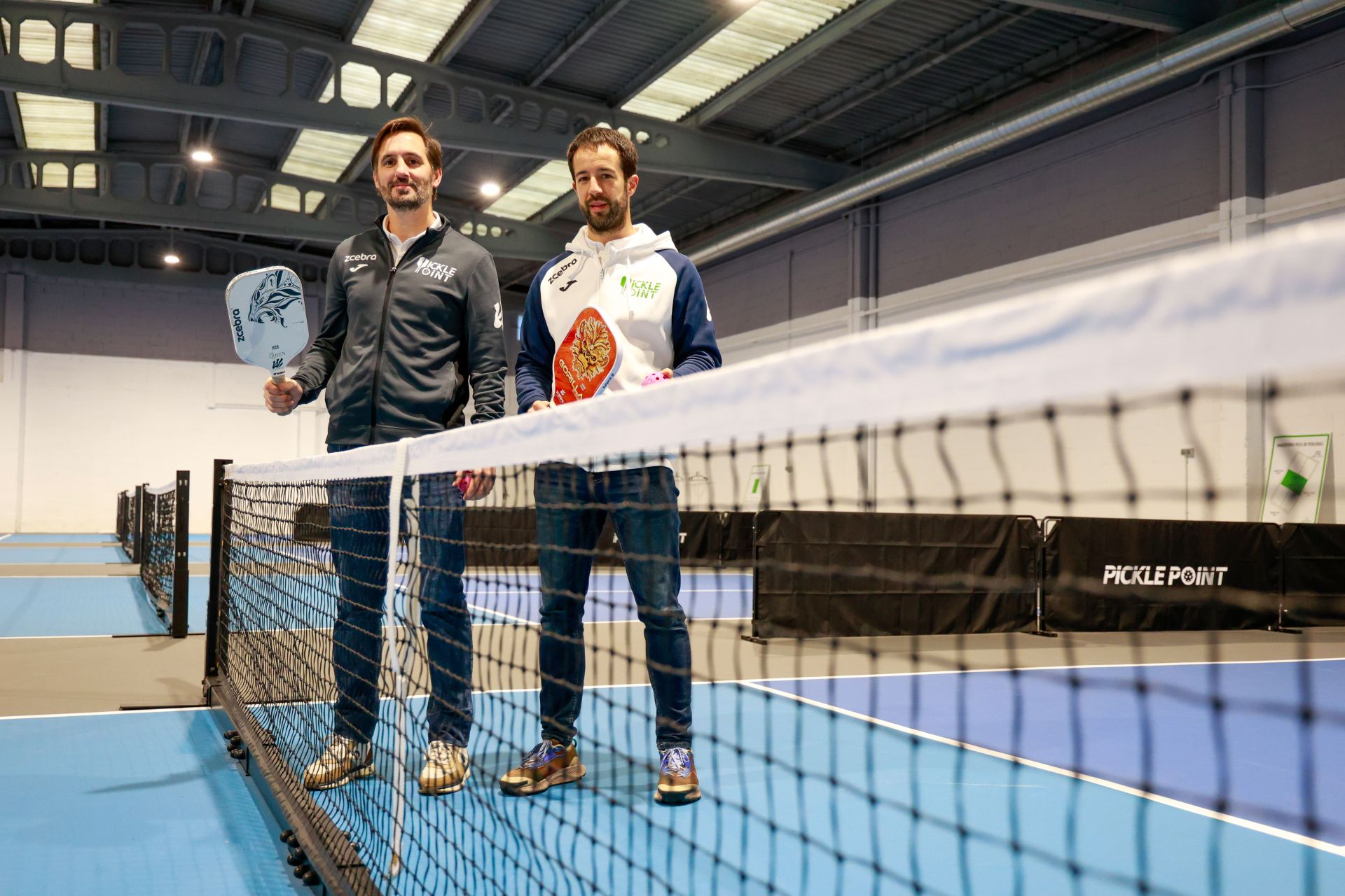 Asís Garrido y Jaime Alcalá posan en el centro cubierto de pickleball en pleno polígono de A Gándara, Ferrol.