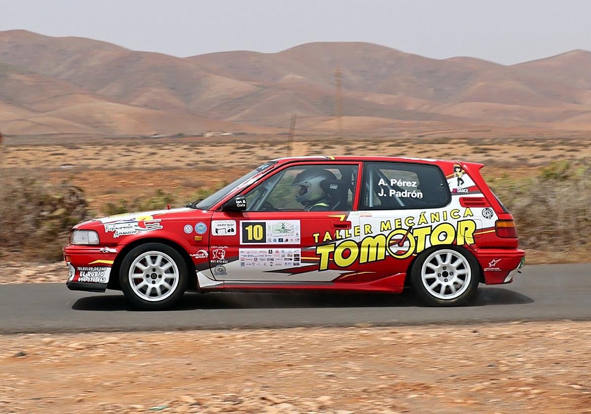Adián André Pérez y Javier Padrón, con su Corolla AE82.