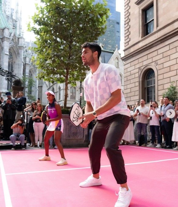 Carlos Alcaraz jugando al pickleball.