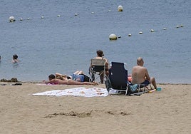 Gente tomando el sol en la playa de Las Canteras.