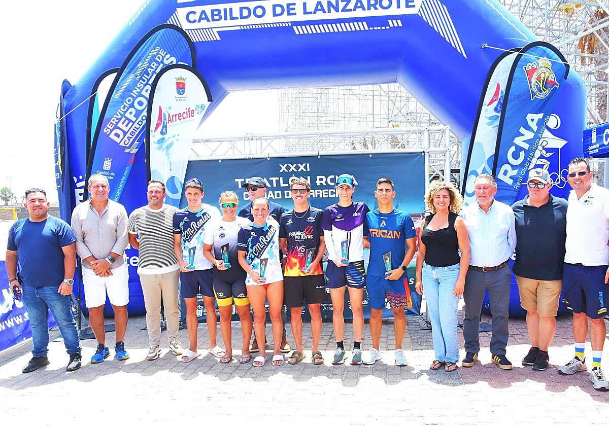 Los premiados en la cita lanzaroteña y con las autoridades.