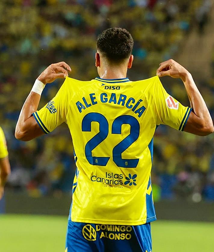 Imagen secundaria 2 - Secuencia del gol y celebración de Ale García en el 1-0.