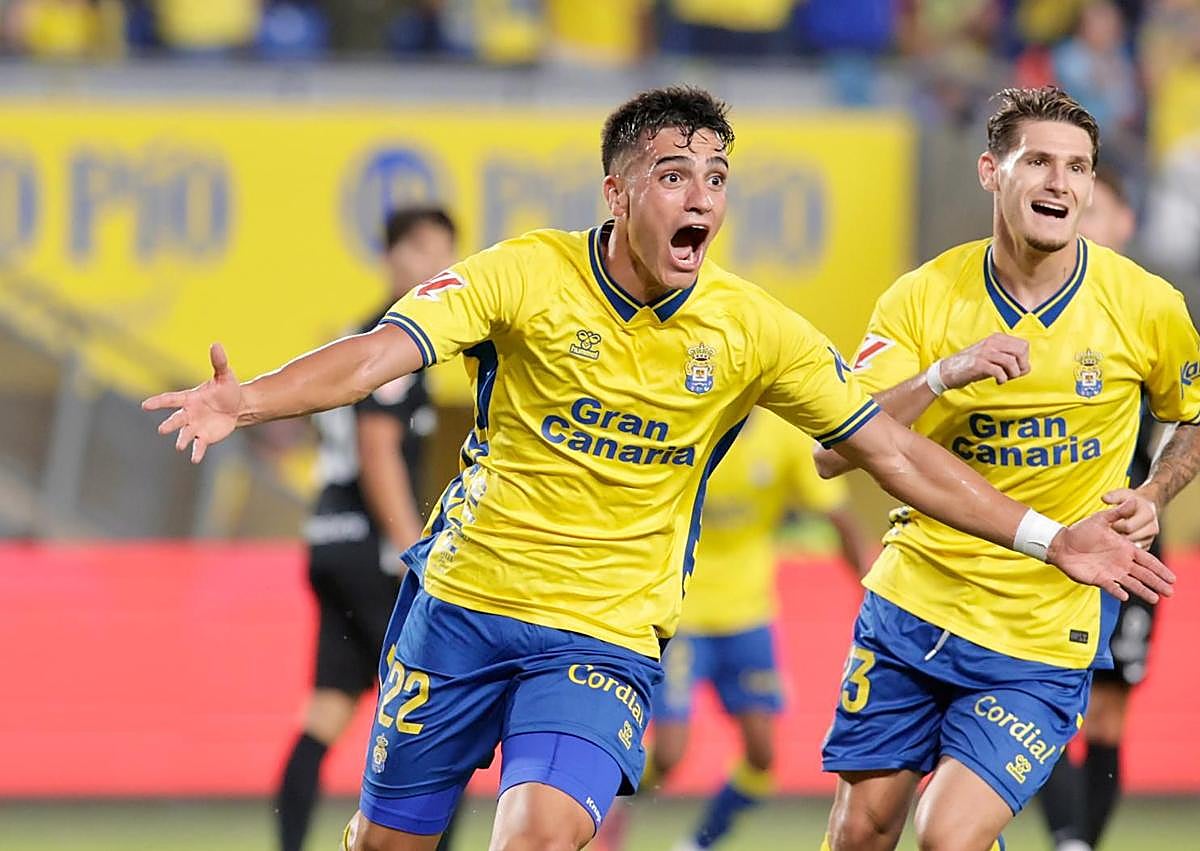 Imagen secundaria 1 - Secuencia del gol y celebración de Ale García en el 1-0.