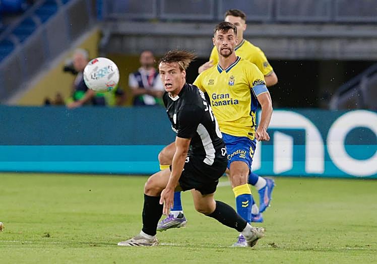 Loiodice, que ejerció de capitán, en una acción durante la primera mitad.